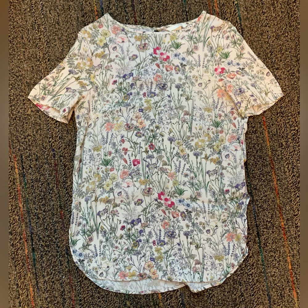 H&M short-sleeve floral top keyhole button on back